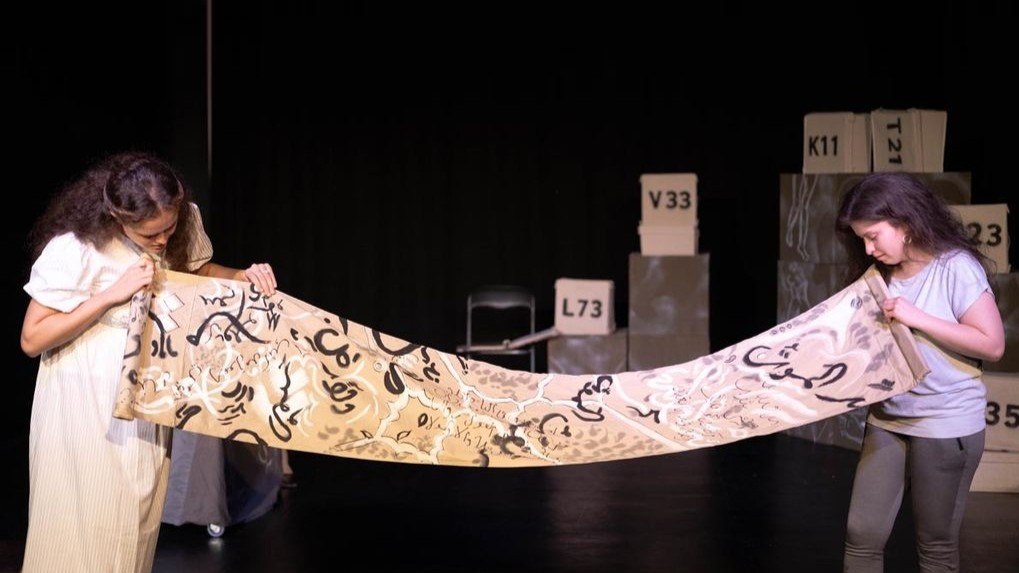 Jeder hat sein eigenes Grab, Foto von Inigo Ronkal. Das Bild zeigt Hiba Dziri (links) und Merily Rosero Yépez 